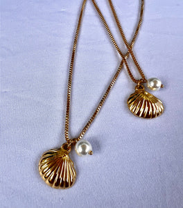 Clamshell with pearl