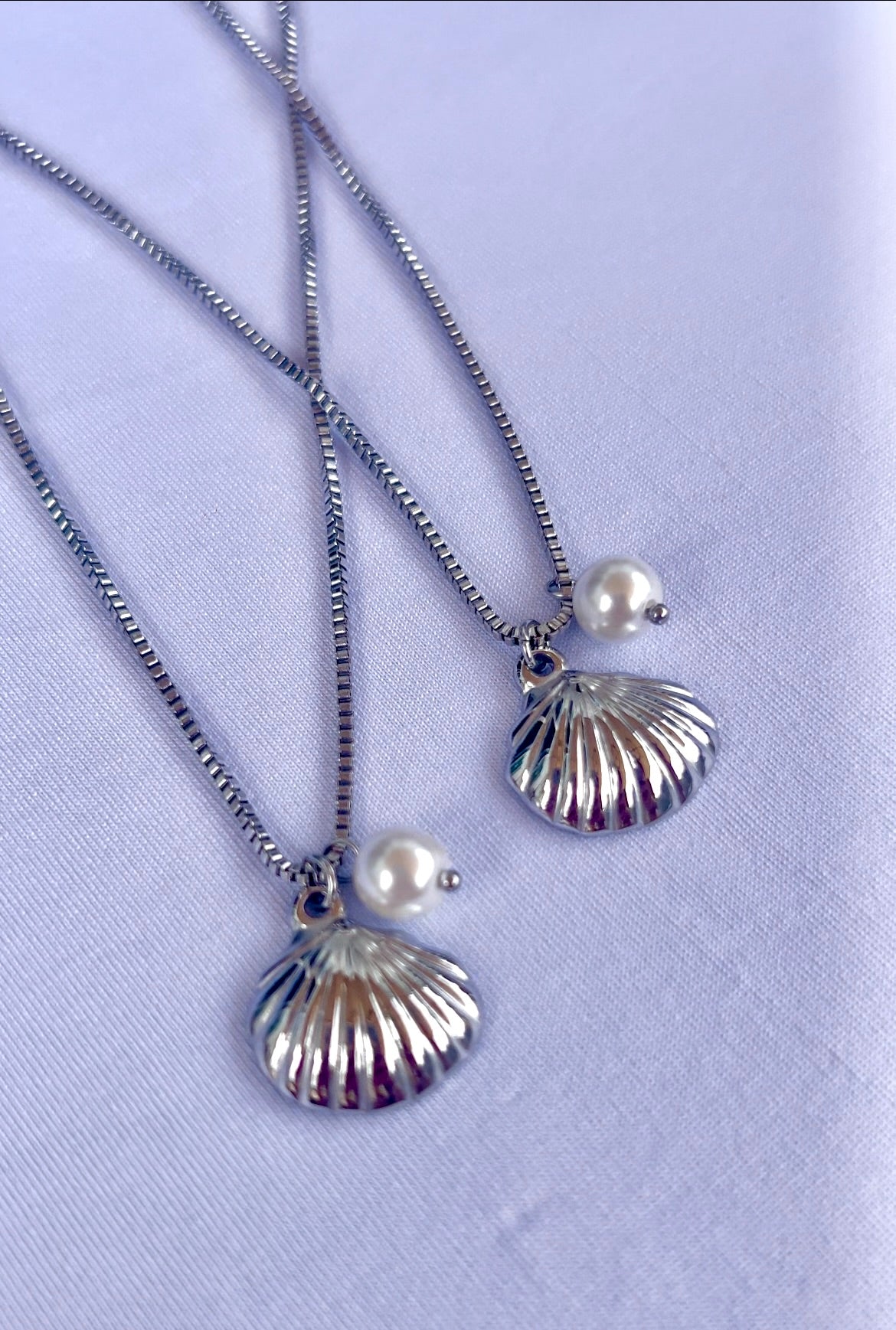 Clamshell with pearl